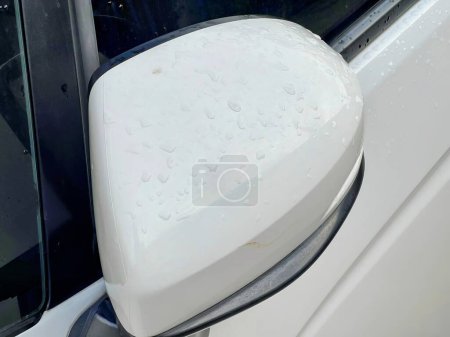 Téléchargez les photos : Le capot d'une voiture est recouvert de gouttes de pluie. - en image libre de droit