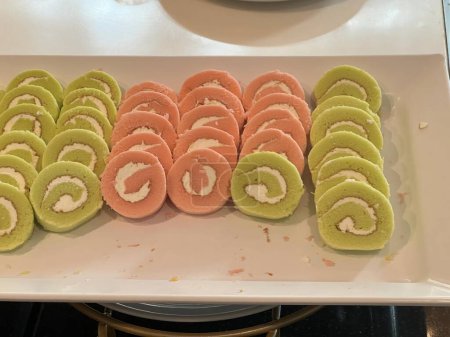 eine Fotografie eines Tellers mit geschnittener Kiwi und anderen Lebensmitteln.
