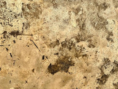 Foto de Una fotografía de una pared sucia con una pequeña cantidad de tierra. - Imagen libre de derechos