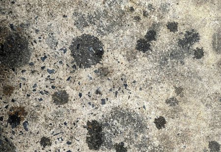 Foto de Una fotografía de una superficie de hormigón sucio con manchas negras. - Imagen libre de derechos