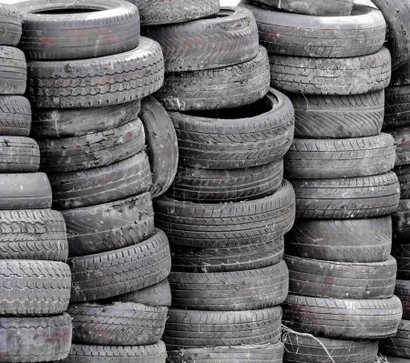 une photographie d'un tas de pneus assis les uns sur les autres.