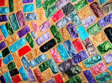eine Fotografie einer bunten Wand mit vielen verschiedenen Farben.
