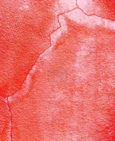 Téléchargez les photos : Une photographie d'un mur rouge avec une fissure au milieu. - en image libre de droit