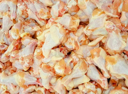 a photography of a pile of chicken wings with a lot of skin.