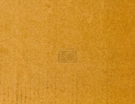 una fotografía de una caja de cartón marrón con una franja negra.