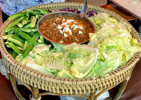 eine Fotografie eines Korbs mit Salat, Bohnen und anderem Gemüse.