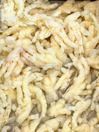 une photographie d'une casserole remplie de crevettes frites et d'autres aliments.