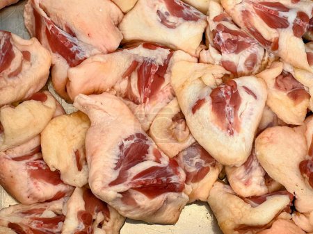 una fotografía de un montón de carne cruda sentado en la parte superior de un mostrador.