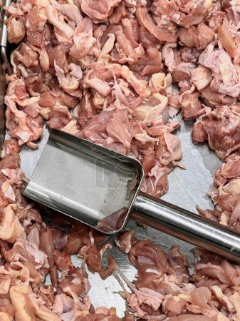 una fotografía de una cucharada de carne sentada encima de una sartén.