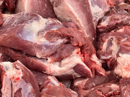 eine Fotografie eines Haufens rohen Fleisches mit viel Fleisch darauf.
