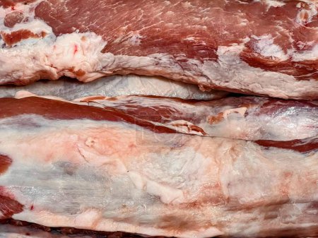 eine Fotografie einer Nahaufnahme von Fleisch auf einem Schneidebrett.