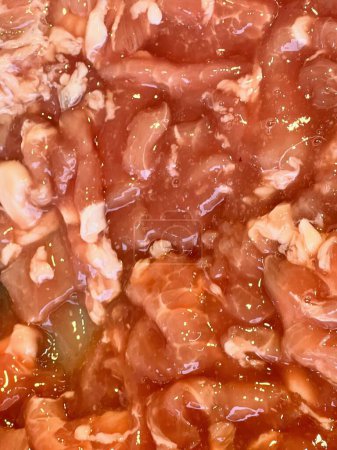 una fotografía de una sartén de carne y verduras cocinando en una salsa.