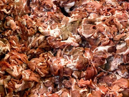 une photographie d'un tas de viande avec beaucoup de viande dessus.