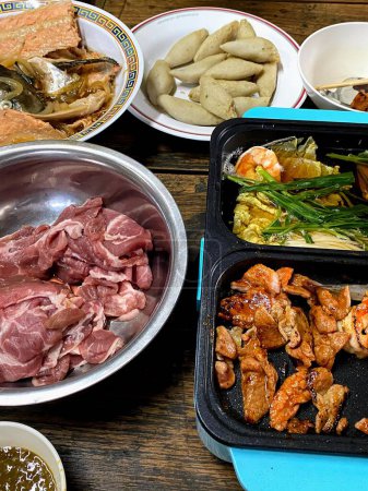Foto de Una fotografía de una mesa con una variedad de alimentos. - Imagen libre de derechos