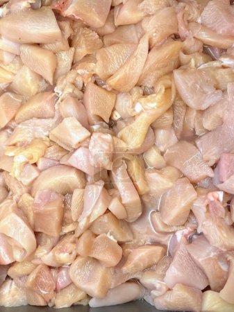 Téléchargez les photos : Une photographie d'une casserole de morceaux de poulet et de viande dans une casserole. - en image libre de droit