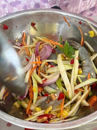 fotografía de un tazón de verduras mezclado con una batidora manual.
