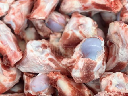 eine Fotografie eines Haufens rohen Fleisches mit einem blauen Auge.