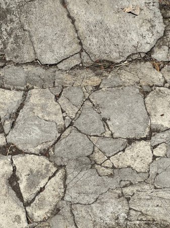 Foto de Una fotografía de un muro de piedra con grietas y grietas. - Imagen libre de derechos