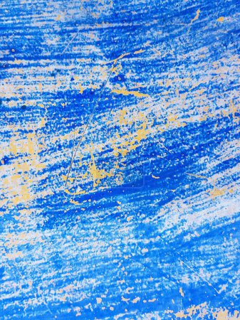 une photographie d'une surface peinte en bleu et jaune avec un petit arbre.