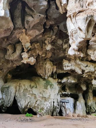 une photographie d'une grotte avec une petite entrée de grotte.