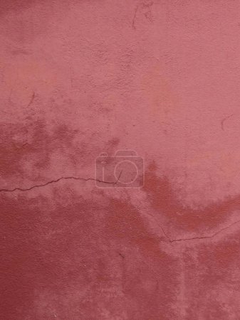Téléchargez les photos : Une photographie d'un mur rouge avec une fissure dedans. - en image libre de droit