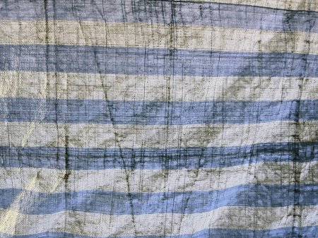 une photographie d'un tissu rayé bleu et blanc avec une bande noire.