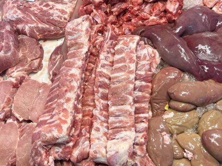 una fotografía de una variedad de carnes y carnes en exhibición.