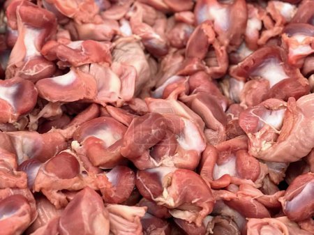 una fotografía de un montón de carne cruda con mucha carne en ella.