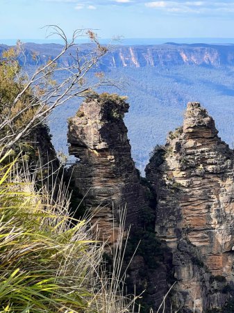 una fotografía de un par de grandes rocas sentadas en la cima de una montaña.