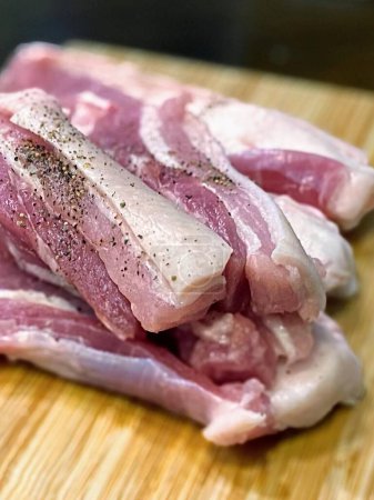 una fotografía de un montón de carne cruda en una tabla de cortar.