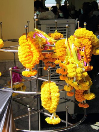eine Fotografie eines Blumenstraußes, der an einem Metallgestell hängt.