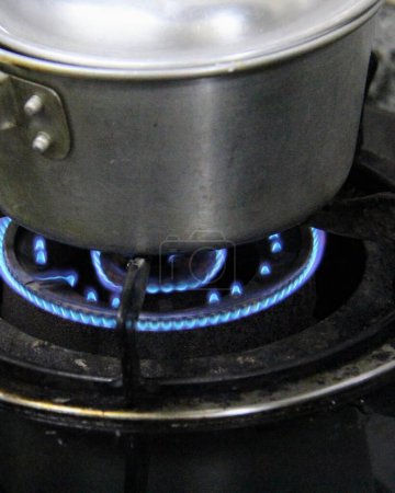 Fotografie eines Topfes auf einem Gasherd mit blauer Flamme.