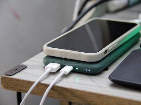 une photographie d'un téléphone portable assis sur un chargeur.