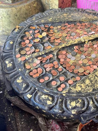 una fotografía de una mesa con muchas monedas en ella.