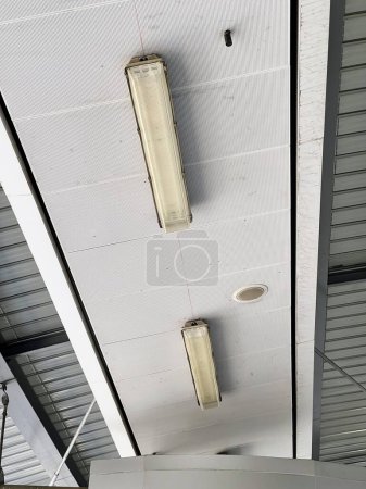 Foto de Una fotografía de un techo con dos luces colgando de él. - Imagen libre de derechos