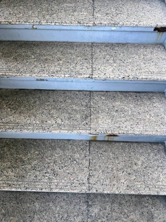Téléchargez les photos : Photographie d'un ensemble d'escaliers avec un chat sur les marches. - en image libre de droit
