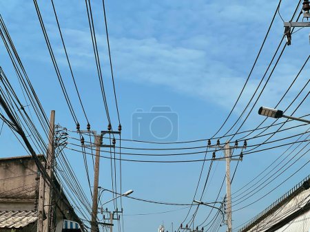 Foto de Una fotografía de una calle con muchas líneas eléctricas. - Imagen libre de derechos
