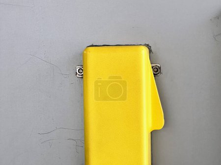 Foto de Una fotografía de una pieza amarilla de equipaje colgada en una pared. - Imagen libre de derechos
