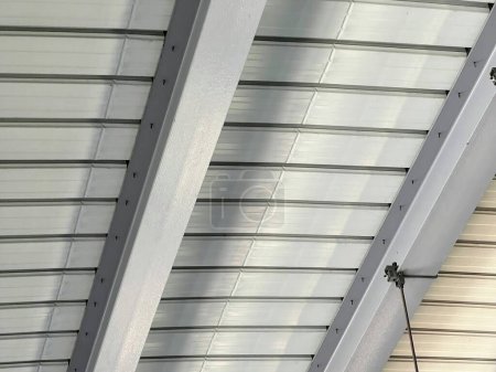 Foto de Una fotografía de un reloj colgando del techo de un edificio. - Imagen libre de derechos
