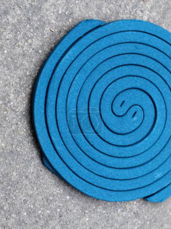 una fotografía de un objeto circular azul sobre una superficie de hormigón.