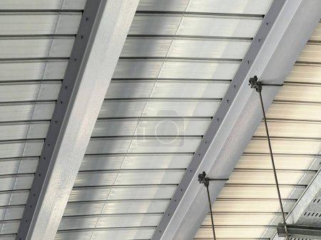 Foto de Una fotografía de un reloj colgando del techo de un edificio. - Imagen libre de derechos