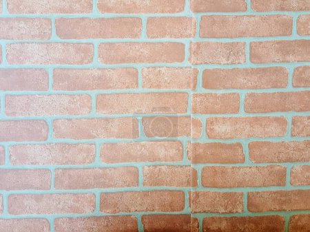 una fotografía de una pared de ladrillo con un borde azul.