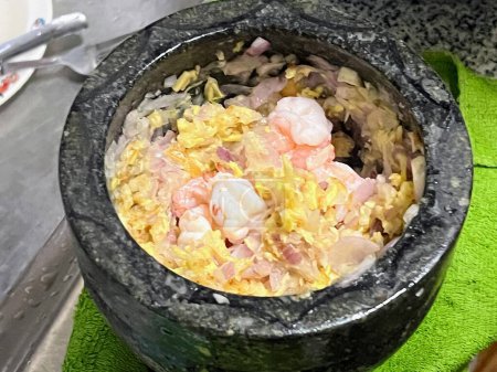 una fotografía de un tazón de comida con camarones y arroz.