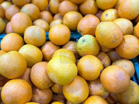 una fotografía de una pila de naranjas sentadas una encima de la otra.