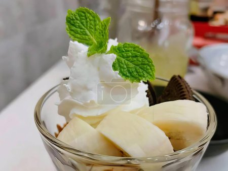 Téléchargez les photos : Une photographie d'un dessert à la crème fouettée et aux bananes tranchées. - en image libre de droit