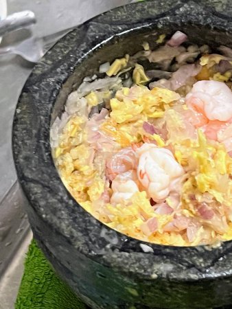 una fotografía de un tazón de comida con camarones y arroz.