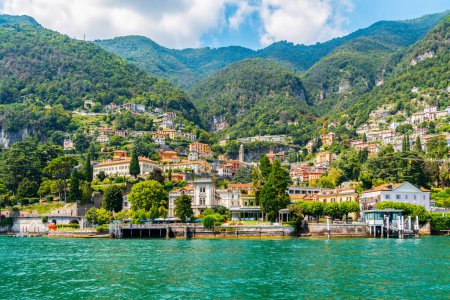 Foto de Lago Como, Moltrasio, Italia. Vista de la orilla y los edificios. - Imagen libre de derechos