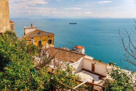 Paysage italien. Vieilles maisons aux toits carrelés sur fond de mer bleue et de ciel