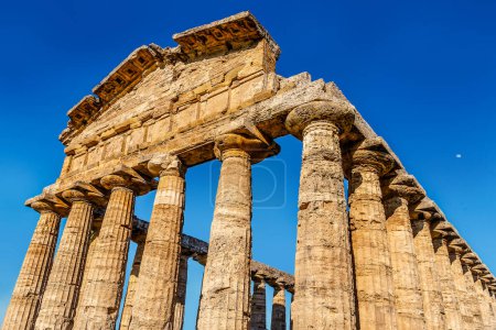 Las ruinas de la antigua ciudad de Paestum. Columnas y escalones de un antiguo templo griego