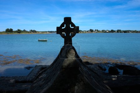 Téléchargez les photos : Croix celtique sur la baie de l'Etel (Ria d'Etel) Bretagne, Morbihan - en image libre de droit